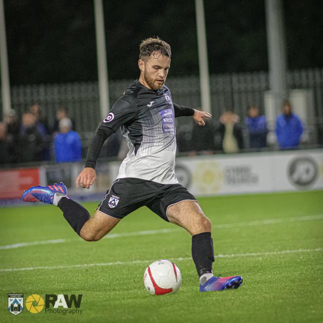 Dylan Rees pumps ball upfield